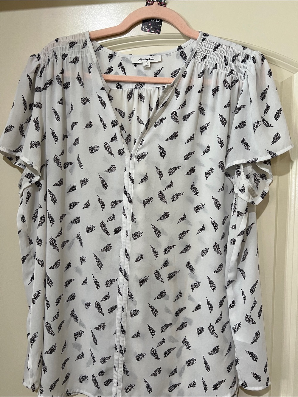 Feather-Print V-Neck Short Sleeve Blouse - White/Black H098
